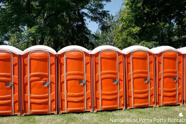 a lineup of clean and well-maintained portable loos for workers in Bushnell, FL